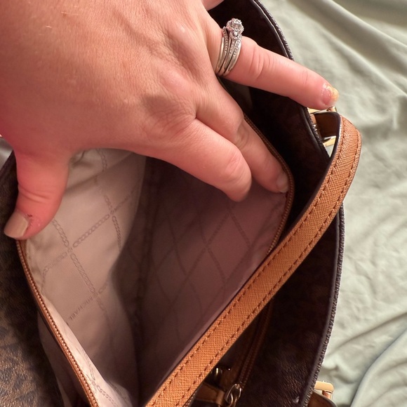 Michael Kors Medium Jet Set Snap Pocket Tote in Chocolate - Picture 7 of 9